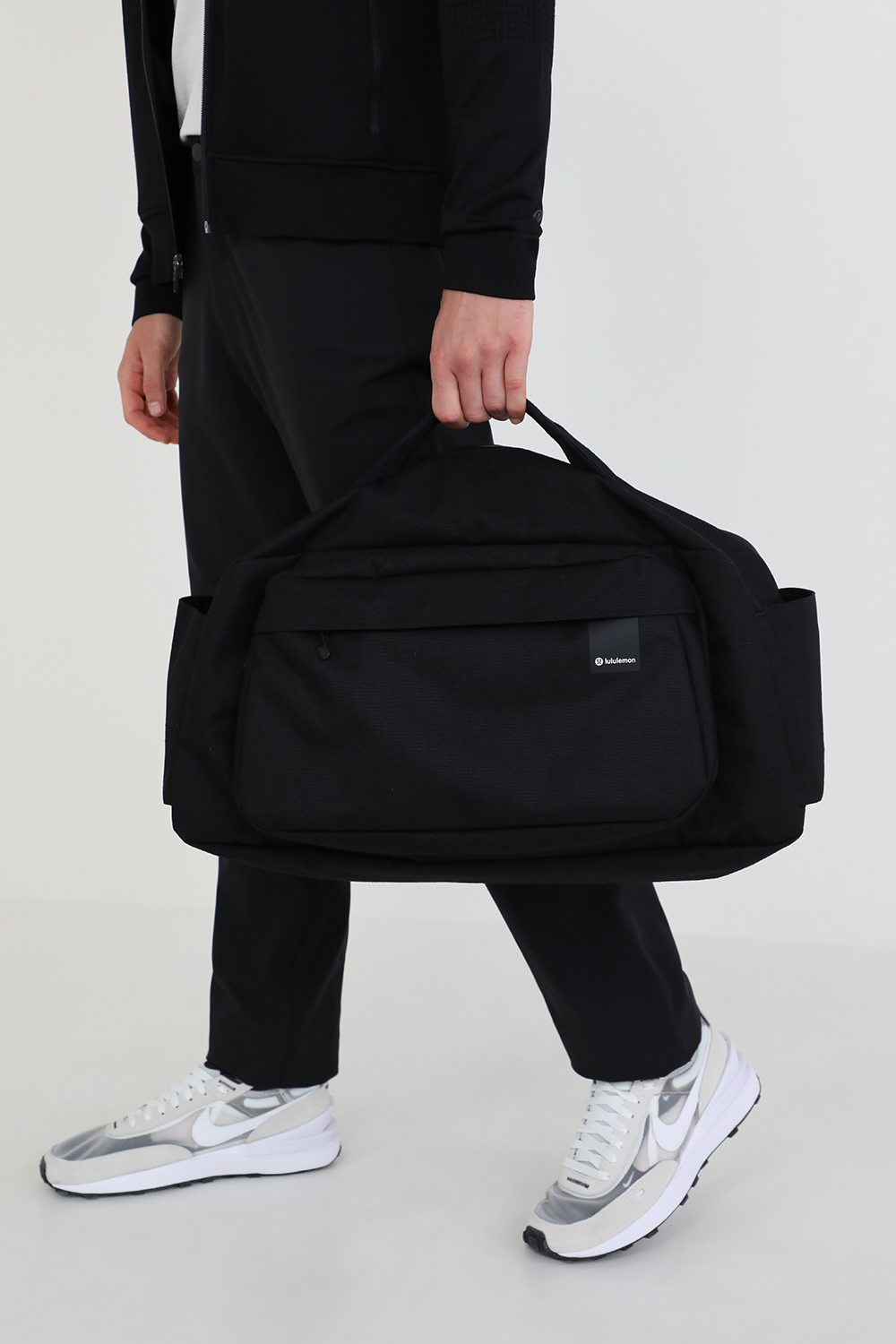 תמונת כל הלוק של Command the Day Duffle Bag 40L LULULEMON